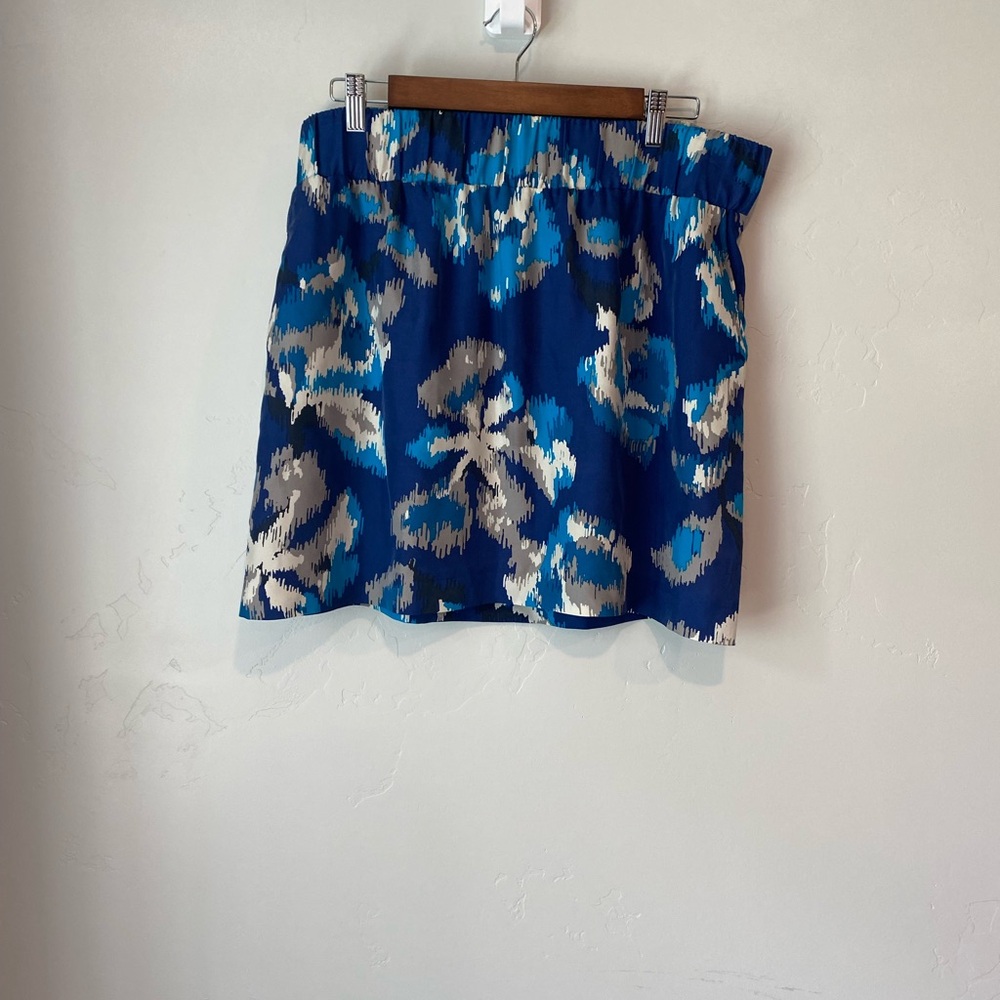 LOFT Blue and White Floral Silk Patterned Mini Skirt Size L Pockets